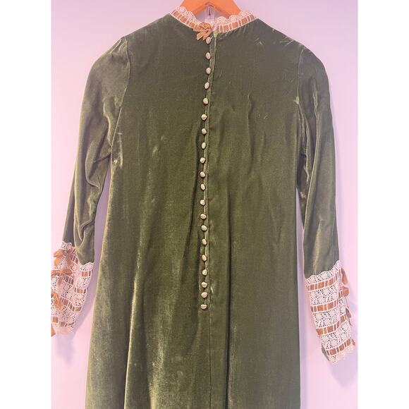 Wow! 1970s Velvet Boho Renaissance Inspo Long Sleeve Green Dress Lace Sleeves JL - Picture 7 of 13